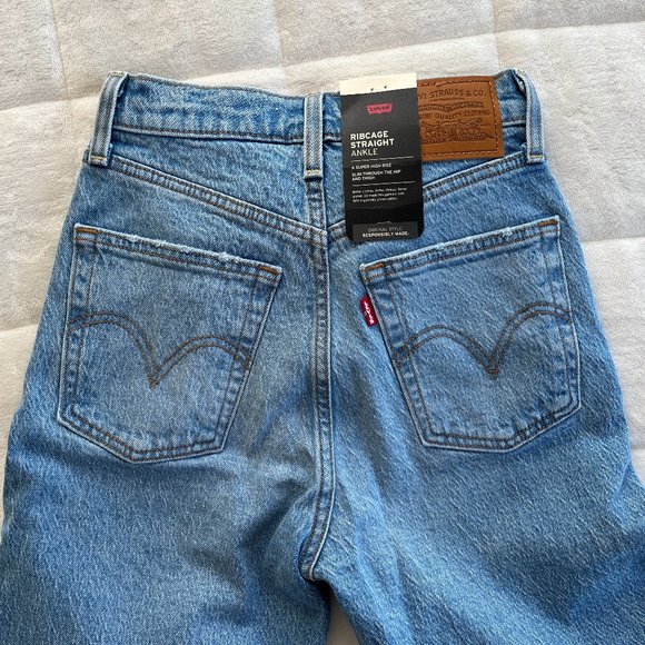 NWT Levi Ribcage Straight Ankle Jean - Picture 1 of 4